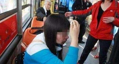 女子为老人让座却遭老人女儿暴打 乘客怒了: 必须报警!
