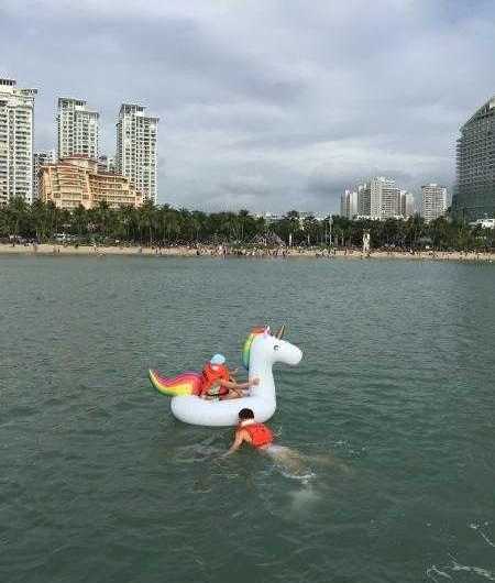 海南三亚:游客乘充气床出海遇险 南海救助局及时救助
