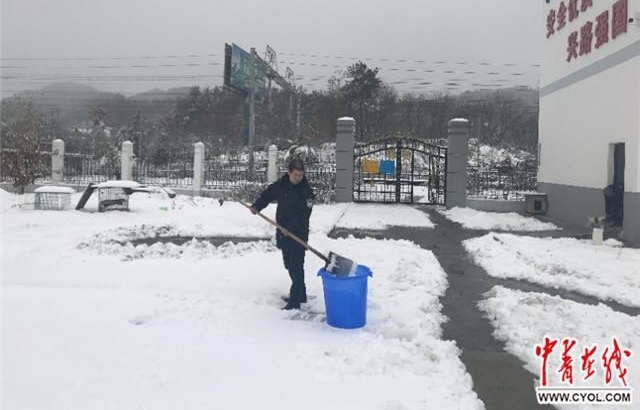 暴雪封山停水5天 大学生铁警煮雪取水