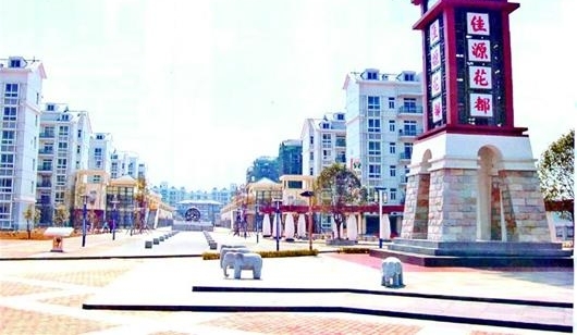 业主苦盼8年的广场建到隔壁小区 开发商:两小区共用