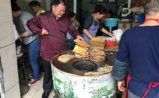 �����ں���һ��У������������ һ����׬����ʮ�����˷�