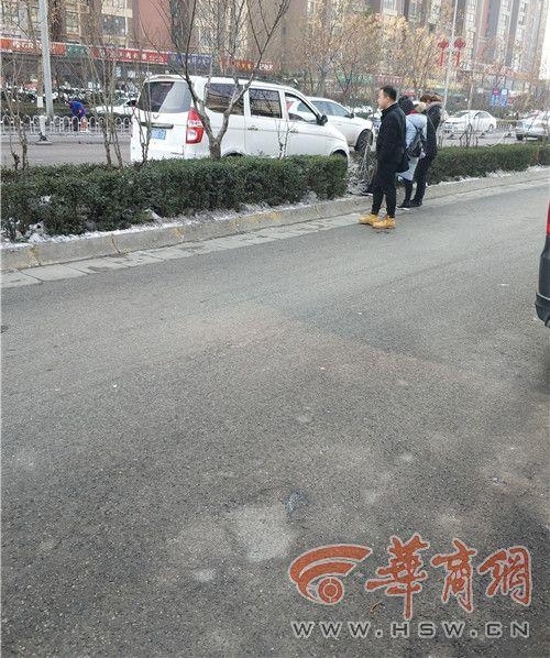 西安部分客运站外黑车扎堆 有车主强行拉客还出言威胁