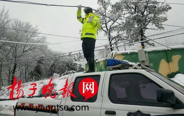 寒风中 ,警车顶上他就这样举了30分钟