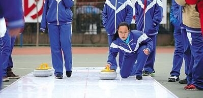 北京市14万学生上冰雪运动课
