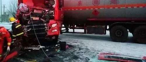 惊险!包哈公路一辆油罐车与两辆大客车相撞,其中一辆还是公交车……