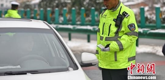 交警雪中执勤摔倒被缝5针 带伤坚守24小时感动网友