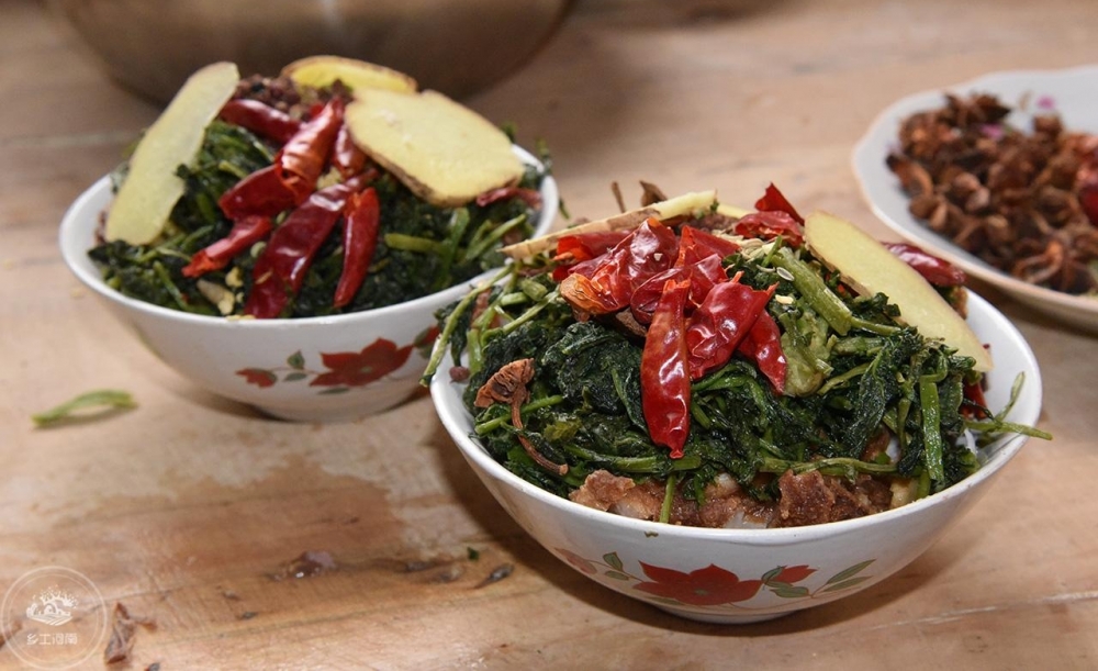 六旬大妈山村卖扣碗肉,28块钱一碗,城里人扎堆来吃