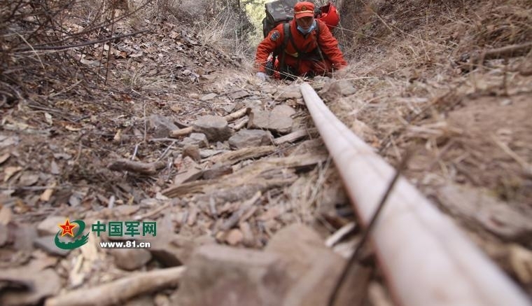 阻击林火17小时 武警甘孜森林支队保两村寨安全