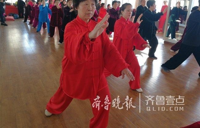 济南68岁老太义务教太极拳,十年未收过一分钱学费