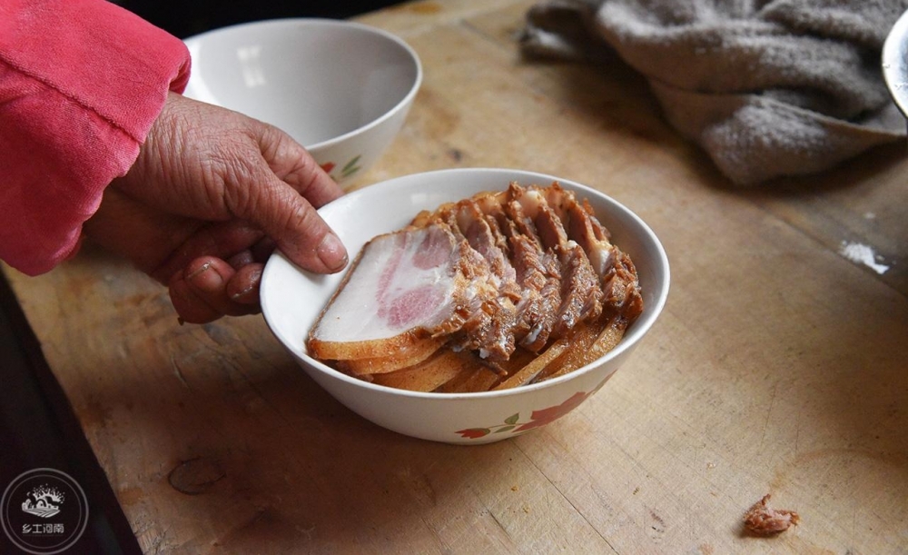六旬大妈山村卖扣碗肉,28块钱一碗,城里人扎堆来吃