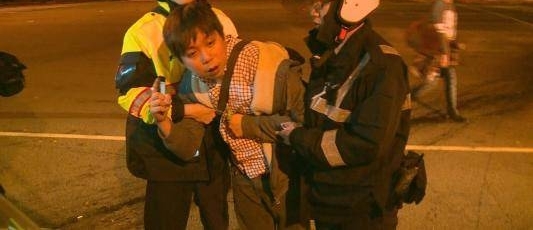 酒驾男子遇查抛弃女友逃跑,连警察都看不下去了