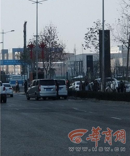 西安部分客运站外黑车扎堆 有车主强行拉客还出言威胁