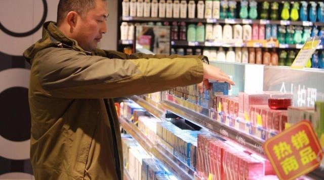他专做女性用品生意 用时 10 年面包车换“豪车”