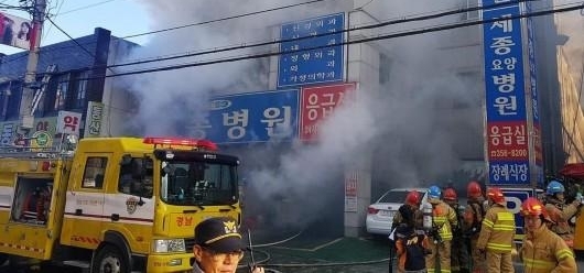 韩国密阳医院大火死亡人数升至41人 超70人受伤