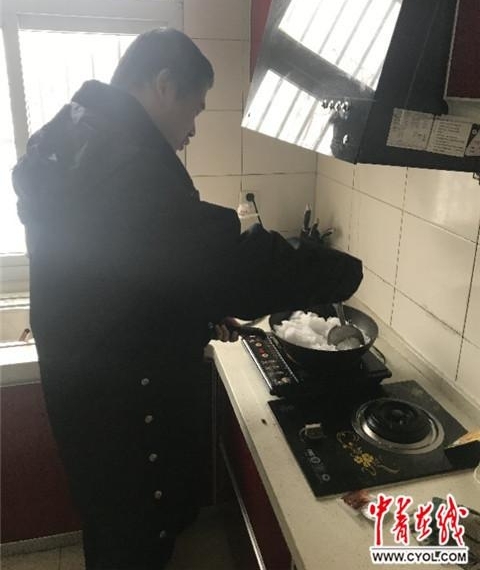 暴雪封山停水5天 大学生铁警煮雪取水