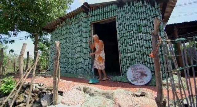 因害怕地震震塌房子,87岁老人塑料瓶建房子 网友:绝了