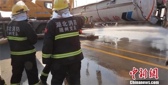 33吨甲醇槽罐车侧翻发生泄漏 随州多部门联合处置