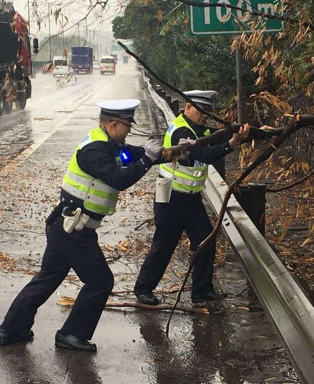 寒风冷雨,热心不变!广州交警多线行动迎严冬