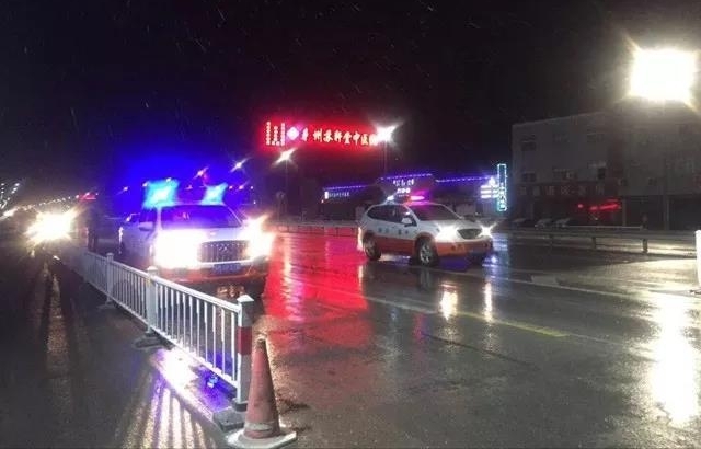 那个雪天为司机擦去车窗积雪的暖心交警找到了!