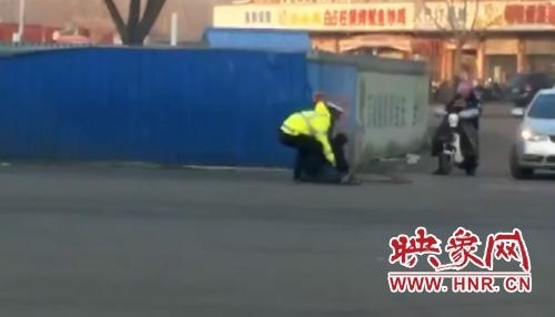 汝州交警扶抱残疾人视频“走红” 暖心交警感动网友