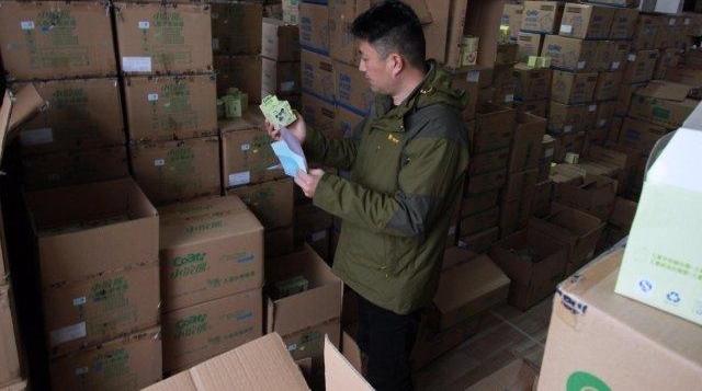 他专做女性用品生意 用时 10 年面包车换“豪车”