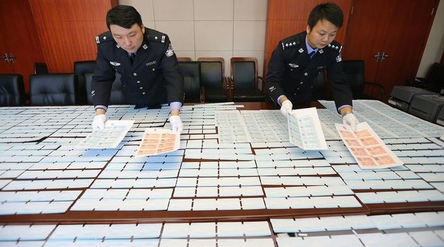 南京铁警破获特大假票制售案件 假票铺满会议桌