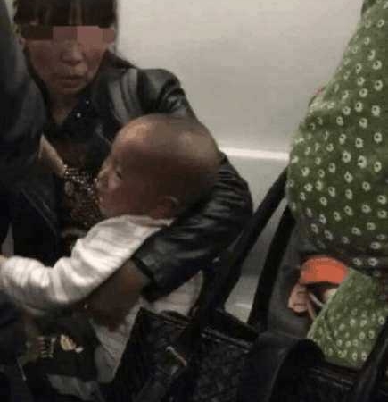 广东地铁一妇女怀中孩子哭闹不止 一男子见状拉下车找警察对质