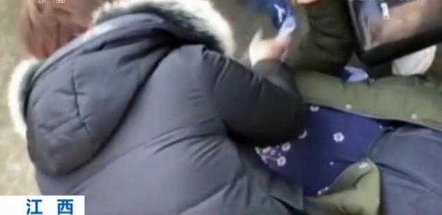 老人忽然昏迷 危急时刻“95后”医技师跪地抢救