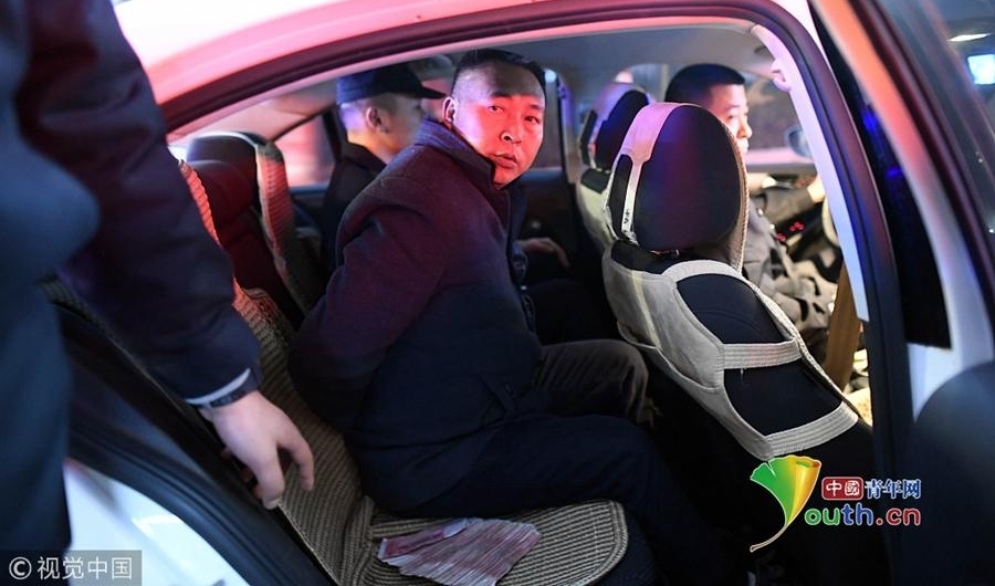 老赖手拿钱财准备去投标 被法警抓了正着