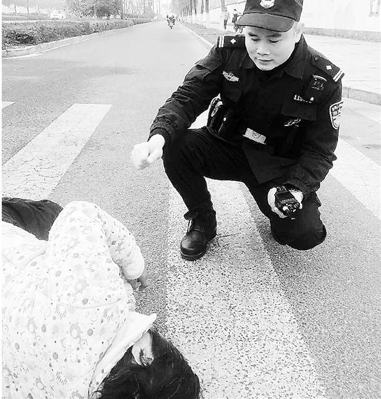 和儿子吵了一架 老人气愤之下躺在了马路上