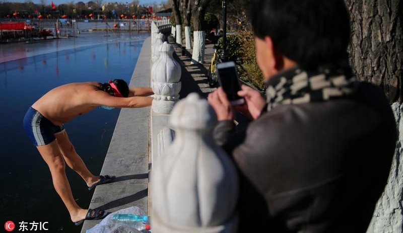 北京冬泳爱好者不惧1.4℃冰水结冰 跳河游泳健身忙