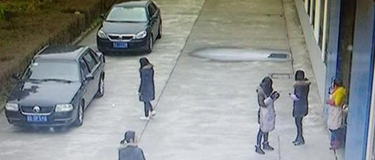 恐怖!男子在女浴室安装摄像头 这一看就是四年
