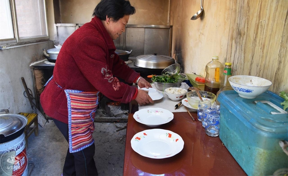 六旬大妈山村卖扣碗肉,28块钱一碗,城里人扎堆来吃