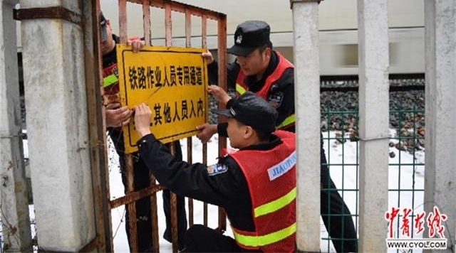 暴雪封山停水5天 大学生铁警煮雪取水