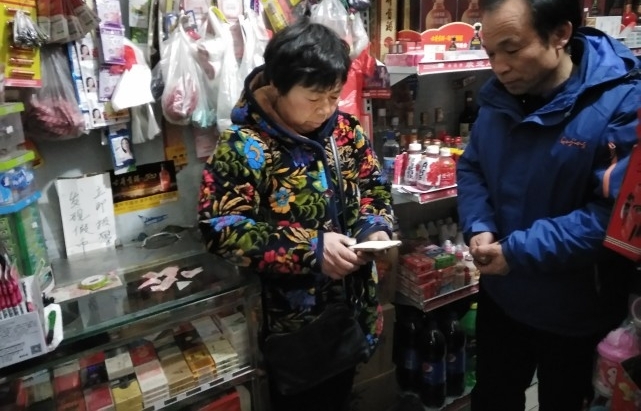 骗子使用“无间道”骗局买东西 老板娘发现后怒撕假币