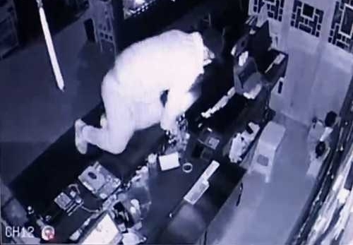 ����С͵��ҹ���� һ�ѽ���������ק��