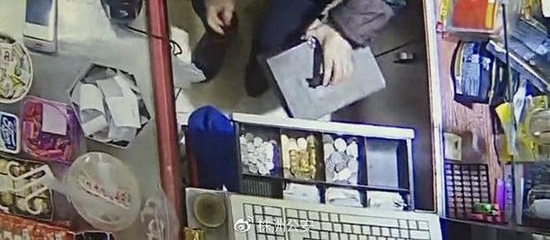 超市收银员为让丈夫刮目相看日均偷3百元 买车买房