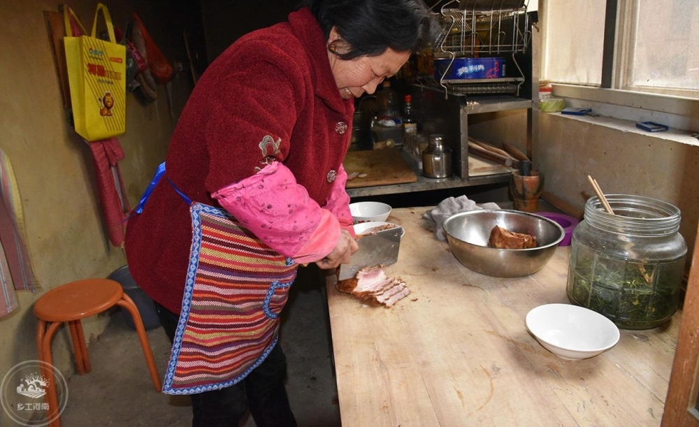 六旬大妈山村卖扣碗肉,28块钱一碗,城里人扎堆来吃