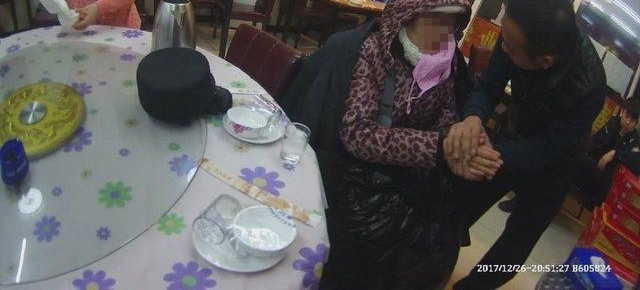 女子坐地4小时被冻僵 4警察辅警轮番帮其搓手取暖