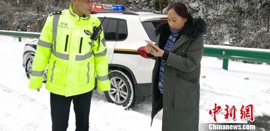 交警雪中执勤摔倒被缝5针 带伤坚守24小时感动网友