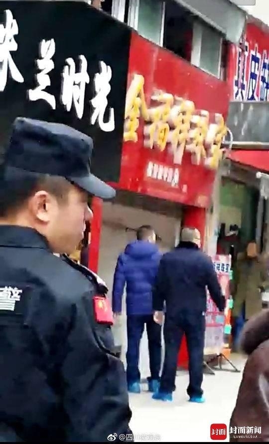 四川一金店遭抢劫 店方:两蒙面抢匪持刀枪 两三分钟抢走约百万元首饰