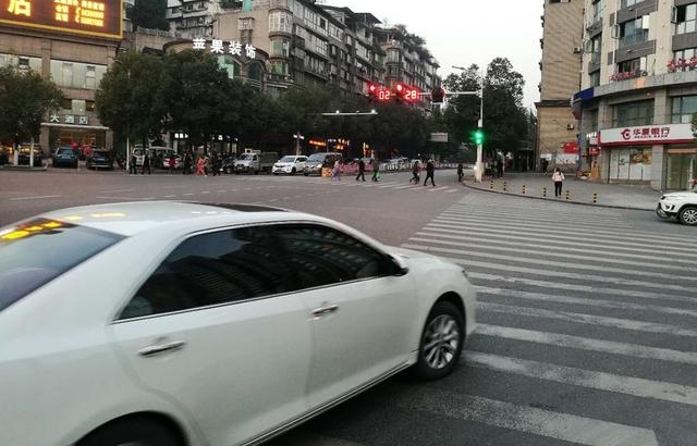“圆盘”信号灯右转 让他损失近万元