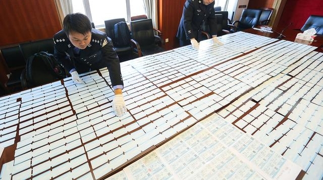 南京铁警破获特大假票制售案件 假票铺满会议桌