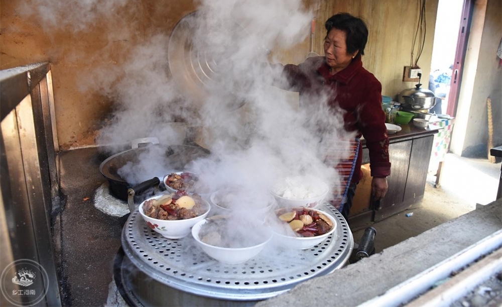 六旬大妈山村卖扣碗肉,28块钱一碗,城里人扎堆来吃