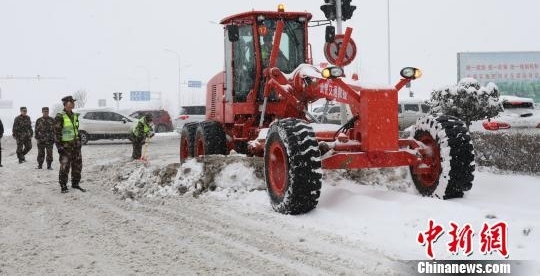 直击雪中情 武警官兵破冰雪保畅通