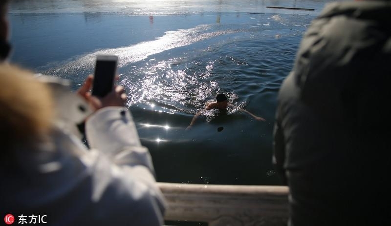 北京冬泳爱好者不惧1.4℃冰水结冰 跳河游泳健身忙