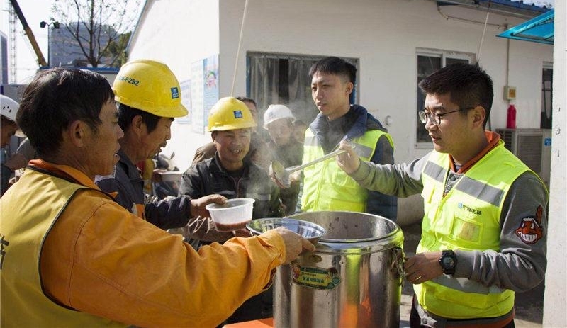 建筑工地上一碗腊八粥寒冬温暖工友回家路