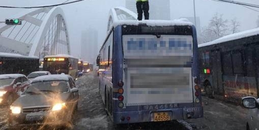 ���մ�ѩѹ�ϵ��� �񾯱䡰�оٸ硱ˢ������Ȧ