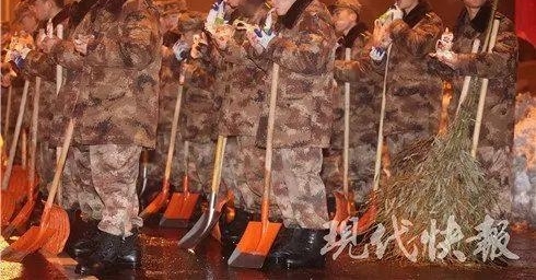 战士通宵扫雪 过路的哥做的这个手势感动朋友圈