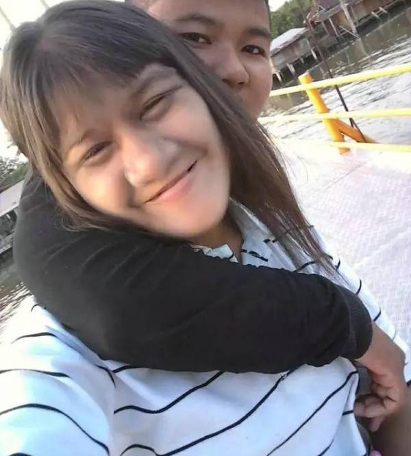 泰国毛脸小女孩长大了,脸上无毛,还有了陪伴的人